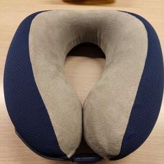 Cuscino per il collo - grijs/blauw, come riportato da Centraal magazijn utilizzando iLost