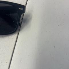 Solbriller, som rapportert av De Helden van Oranje & Kingsland Festival ved bruk av iLost