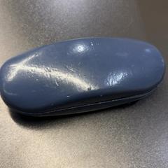 Glasögonfodral Blauw plastic, rapporterat av Pathé Amsterdam Noord med iLost