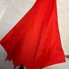 Paraply groot en rood, rapporterat av Qbuzz DMG med iLost