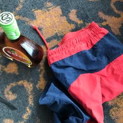 Korte broek + safari drank, zoals gemeld door Van der Valk Hotel Veenendaal met iLost