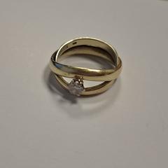 Gouden ring met steentje, jak bylo nahlášeno na iLost