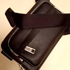 Táska Black, amint azt Mövenpick Hotel Amsterdam City Centre az iLost segítségével jelentette.