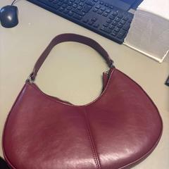 Kabelka Bordeaux, Pull&bear, ako bolo nahlásené Vrije Universiteit Brussel (VUB) pomocou iLost