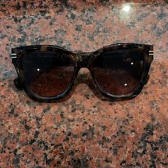 Ulleres de sol, segons ha informat Pathé Nijmegen mitjançant iLost