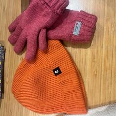 Cappello & Guanti Orange and Pink, come riportato da Amsterdam ID Aparthotel utilizzando iLost