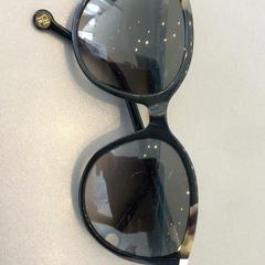 Zonnebril Dark Brown, zoals gemeld door MEININGER Hotel Amsterdam Amstel met iLost