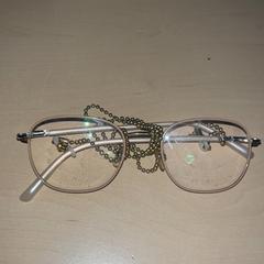 Glasses Roze met goudkleurige ketting, as reported by Jaarbeurs using iLost