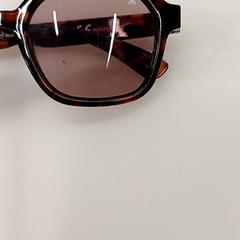 Solglasögon Lunettes soleil marron, rapporterat av IKEA Clermont Ferrand med iLost