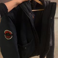 السترة darkblue superdry، كما تم الإبلاغ عنه بواسطة KABUL à GoGo / Teatro عبر iLost