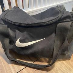 Taška NOIR NIKE, jak nahlášeno CARS HANGARD pomocí iLost