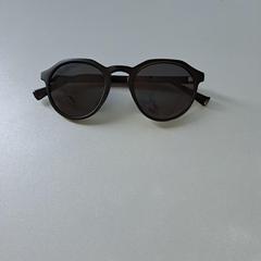 Gafas de sol Zwart, segundo informou Madurodam usando iLost