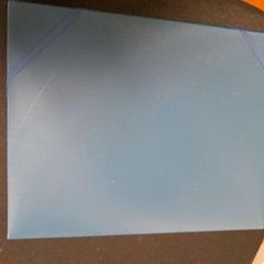 حقيبة القابض bleue، كما تم الإبلاغ عنه بواسطة TCL عبر iLost