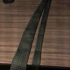 Cravate Donkergroen, a été signalé par Van der Valk Hotel Zwolle utilisant iLost