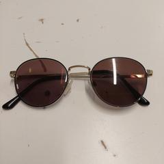 Gafas de sol op sterkte, ha sido reportado por Avonturenpark Hellendoorn con iLost