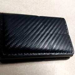 Porta-cartões - Sefu Edungu, como reportado por Centraal magazijn utilizando o iLost