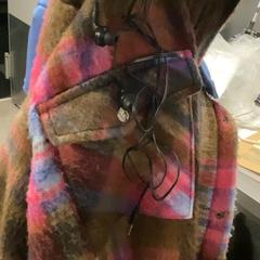 معطف Colourful patterned coat, and black earphones، كما تم الإبلاغ عنه بواسطة MEININGER Hotel Copenhagen عبر iLost