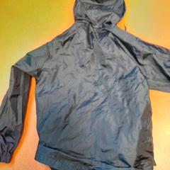 Kway bleu marine, amint azt TCL az iLost segítségével jelentette.
