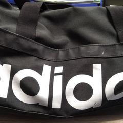 Sac de sport noir Adidas, iLost를 사용하여 Keolis Seine Maritime에 보고됨
