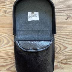 zwart portomonneetje met contant geld, como reportado ao iLost