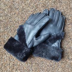Zwart leren handschoenen, ako bolo nahlásené iLost