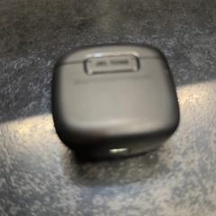 Tapes per a les orelles, segons ha informat Rotterdam The Hague Airport mitjançant iLost