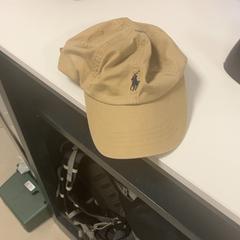 Casquette Beige pet Ralph Lauren, a été signalé par Pathé Ypenburg utilisant iLost