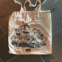 Hordtáska, amint azt Pathé Nijmegen az iLost segítségével jelentette.