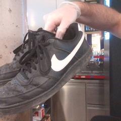 Chaussure, a été signalé par MEININGER Hotel Vienna Downtown Franz utilisant iLost