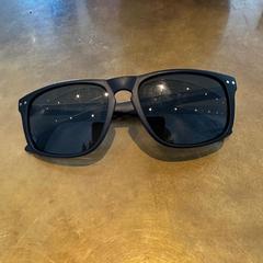 Ulleres de sol, segons ha informat Van der Valk Hotel Amsterdam-Amstel mitjançant iLost