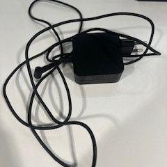 Caricabatterie, come riportato da Cursus en vergadercentrum Domstad utilizzando iLost