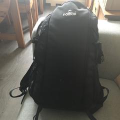 Zwarte rugtas mek Nomad met baby kleertjes enzo، كما تم الإبلاغ عنه عبر iLost