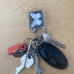 fietstas met sleutels, amint azt az iLostnak jelentették.