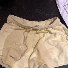 Korte broek geel, zoals gemeld door Van der Valk Hotel Veenendaal met iLost