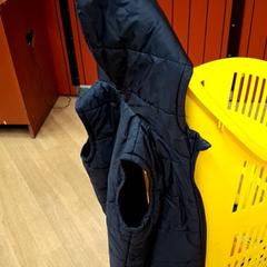 Detský sveter Noir, ako bolo nahlásené IKEA Paris Nord Roissy pomocou iLost