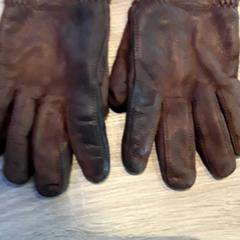 Kesztyű, amint azt EBS Tramplein az iLost segítségével jelentette.