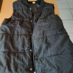 Parka sans manche noire, a été signalé par TCL utilisant iLost