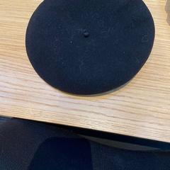 Baret zwart, jak nahlášeno Rijksmuseum van Oudheden pomocí iLost