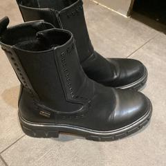 Shoes, as reported by MEININGER Hotel Berlin "Mitte" Humboldthaus using iLost