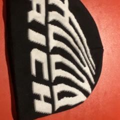 キャップ Black & white がiLostで MEININGER Hotel Amsterdam City West によって報告されました