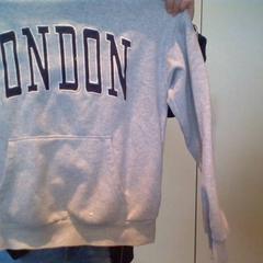 Sweater gris, as reported by MEININGER Hotel Lyon Centre Berthelot using iLost