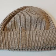 Kleding - Beige muts, amint azt Regio Limburg - Leuven az iLost segítségével jelentette.