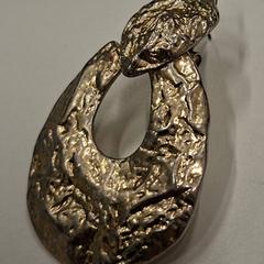 Broche bronskleurig, zoals gemeld door Universiteitsbibliotheek Universiteitskwartier met iLost