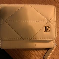 Portemonnee, segons s'ha informat a iLost