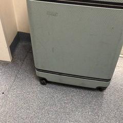 スーツケース がiLostで Sheraton Brussels Airport Hotel によって報告されました