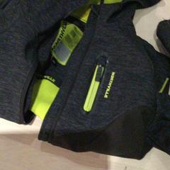 سترة أطفال Grijszwart met lime groen، كما تم الإبلاغ عنه بواسطة IKEA Wilrijk عبر iLost