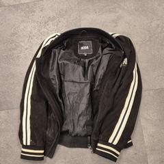 Jacket zwart met goud, as reported by Avonturenpark Hellendoorn using iLost