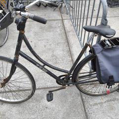 Opoefiets zwart on the road, come riportato da Stadswerk072 utilizzando iLost