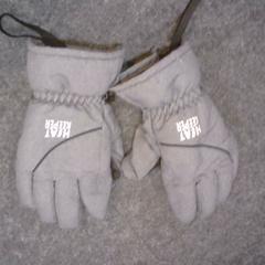 Guanti, come riportato da SnowWorld Landgraaf utilizzando iLost