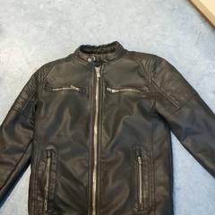 Ropa - Lederen Jas, ha sido reportado por Regio Oost-Vlaanderen con iLost